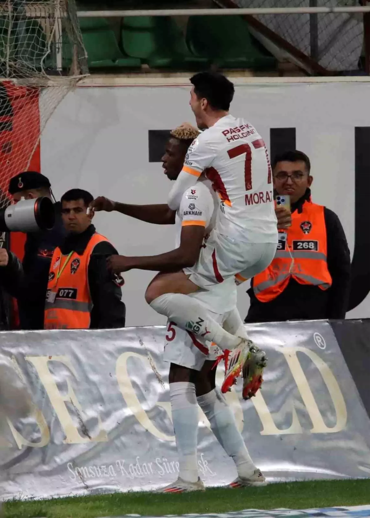 Galatasaray Duruş Bilmiyor: Yenilmezlik Serisi 27 Maçta! 71 galatasaray yenilmezlik serisini 27 maca cikardi 3UmOeNyn