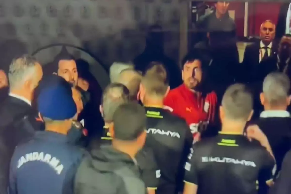 Galatasaray'da Kabus Devre: Günay Güvenç'e Kırmızı Şoku 71 galatasarayda gunay guvenc devre ortasinda kirmizi kart gordu