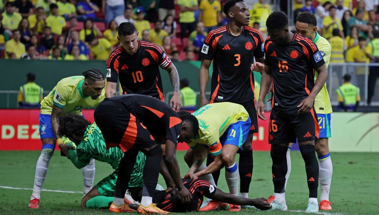 galatasarayli futbolcu davinson sanchezin dehset dolu anlari bas basa carpiti suur kaybi yasadi KZWSSG81