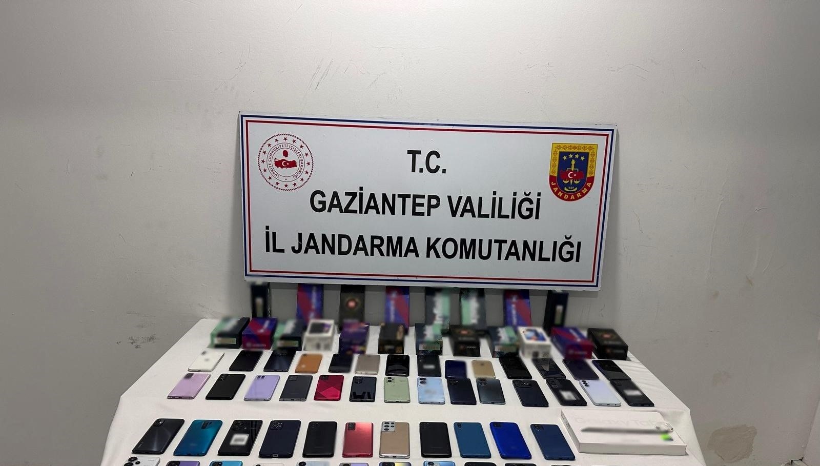 gaziantepte 2 milyon tl kiymetinde kacak telefon ele gecirildi 2 gozalti 3Kyj2yGa