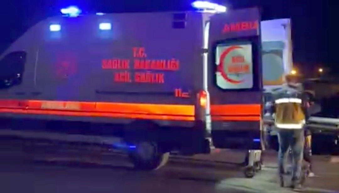 Gaziantep'te Kazada Acı Bilanço: 4 Yaralı 71 gaziantepte iki arabanin carpismasi sonucu 4 kisi yaralandi JNs7g1hI