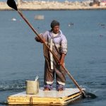 gazzeli balikci buzdolabi kapagindan sal yapti V2hZS7MG