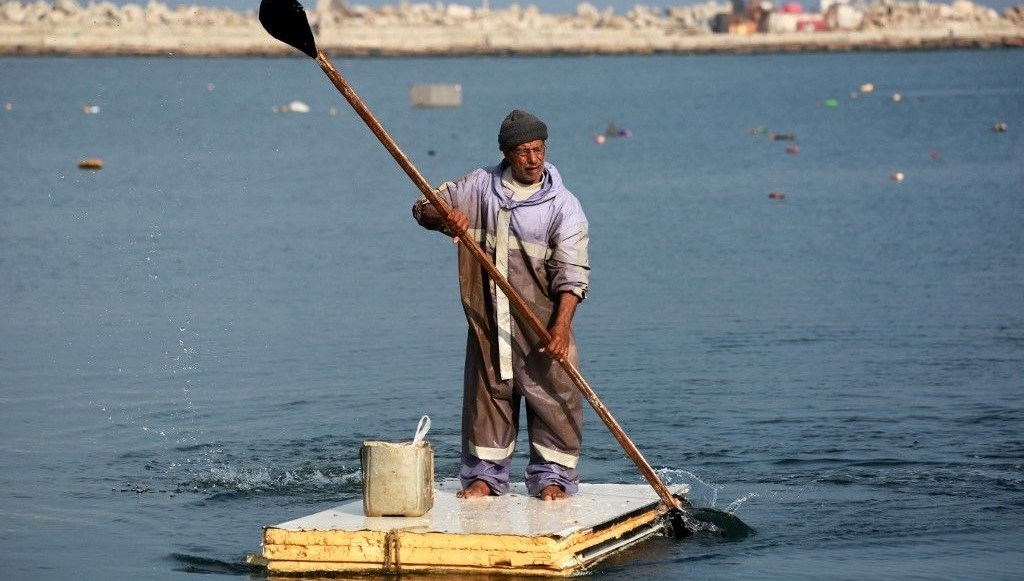 gazzeli balikci buzdolabi kapagindan sal yapti V2hZS7MG