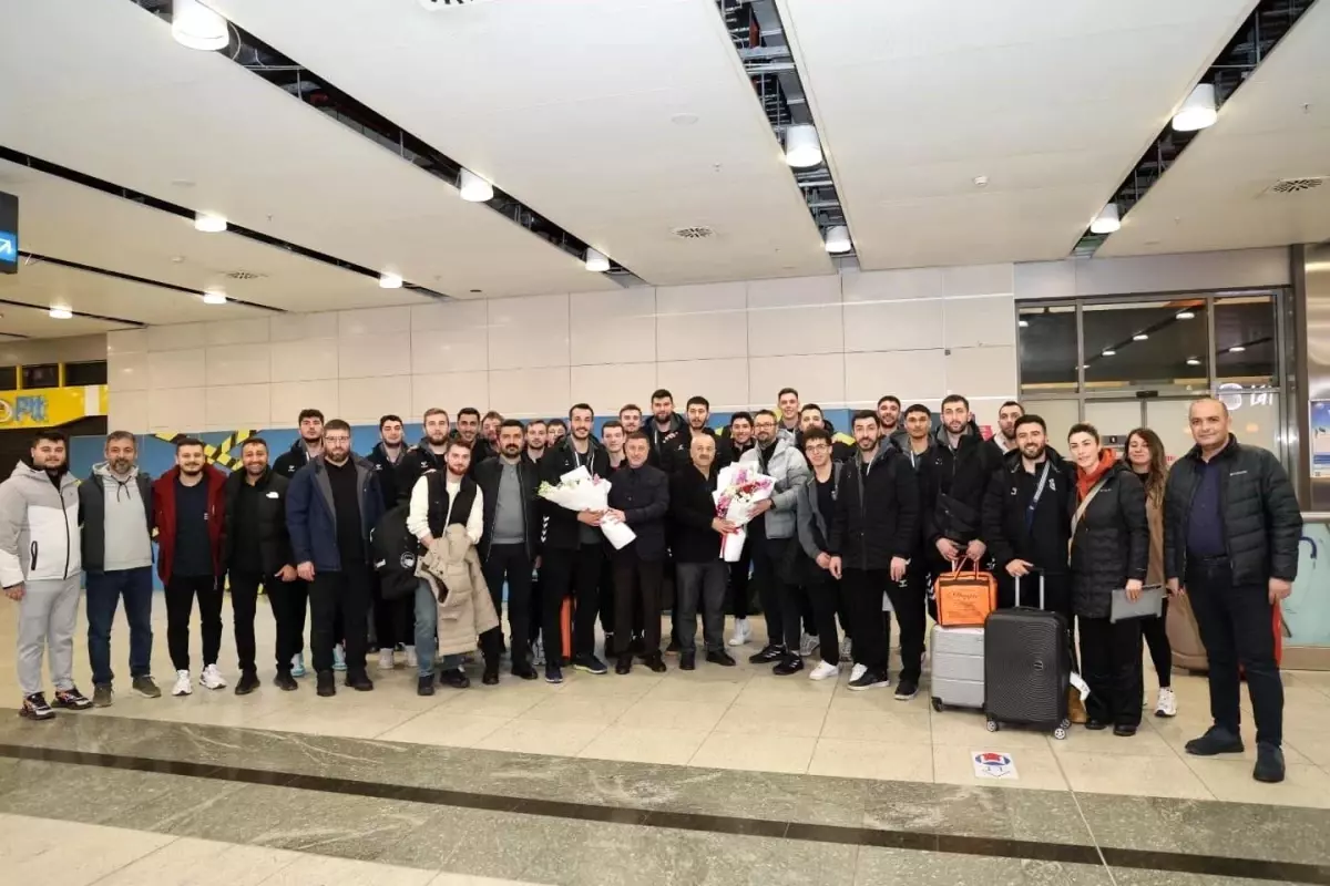 gebze belediye baskani voleybol takimini sampiyonlugunda karsiladi fnO2uj3H