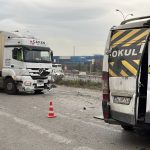gebzede servis minibusu tirla carpisti yaralilar var a7uYrul8