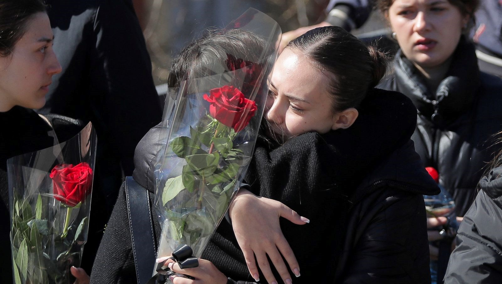 Gece Kulübü Yangını Kurbanları: 3 Kişi Daha İstanbul'a Naklediliyor 71 gece kulubu yangininin 3 agir yaralisi daha istanbula getiriliyor cG1XDmuQ