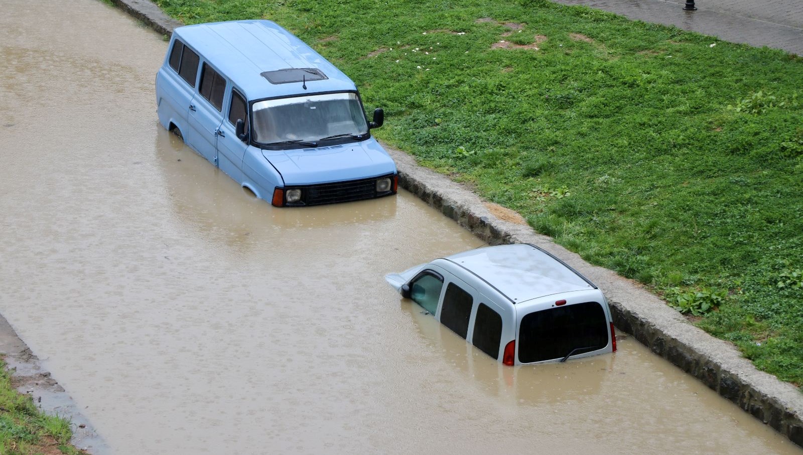 Sağanak Kabusu: Şehirde Araçlar Su Altında Kaldı 71 gece uzunlugu saganak tesirli oldu araclar suya gomuldu YjVfSYGK