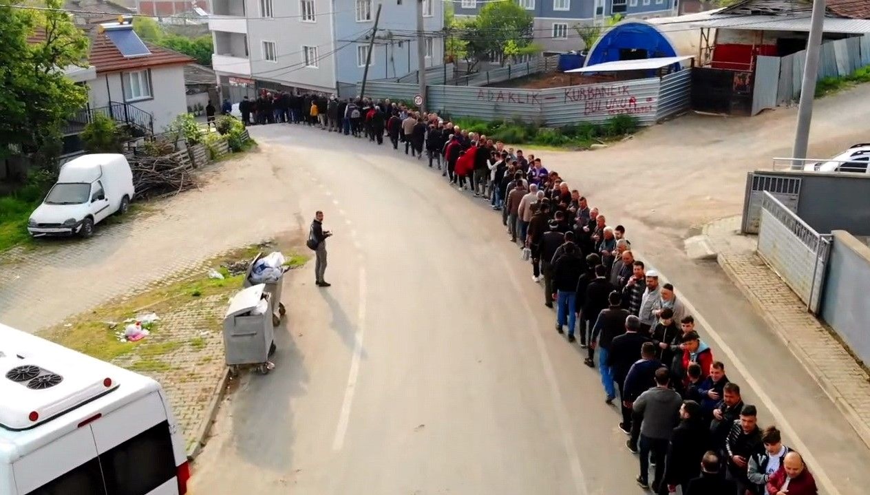 gelenek yeniden bozulmadi inegoldeki o mahallede 1 kilometrelik bayramlasma kuyrugu mYXvvkGD