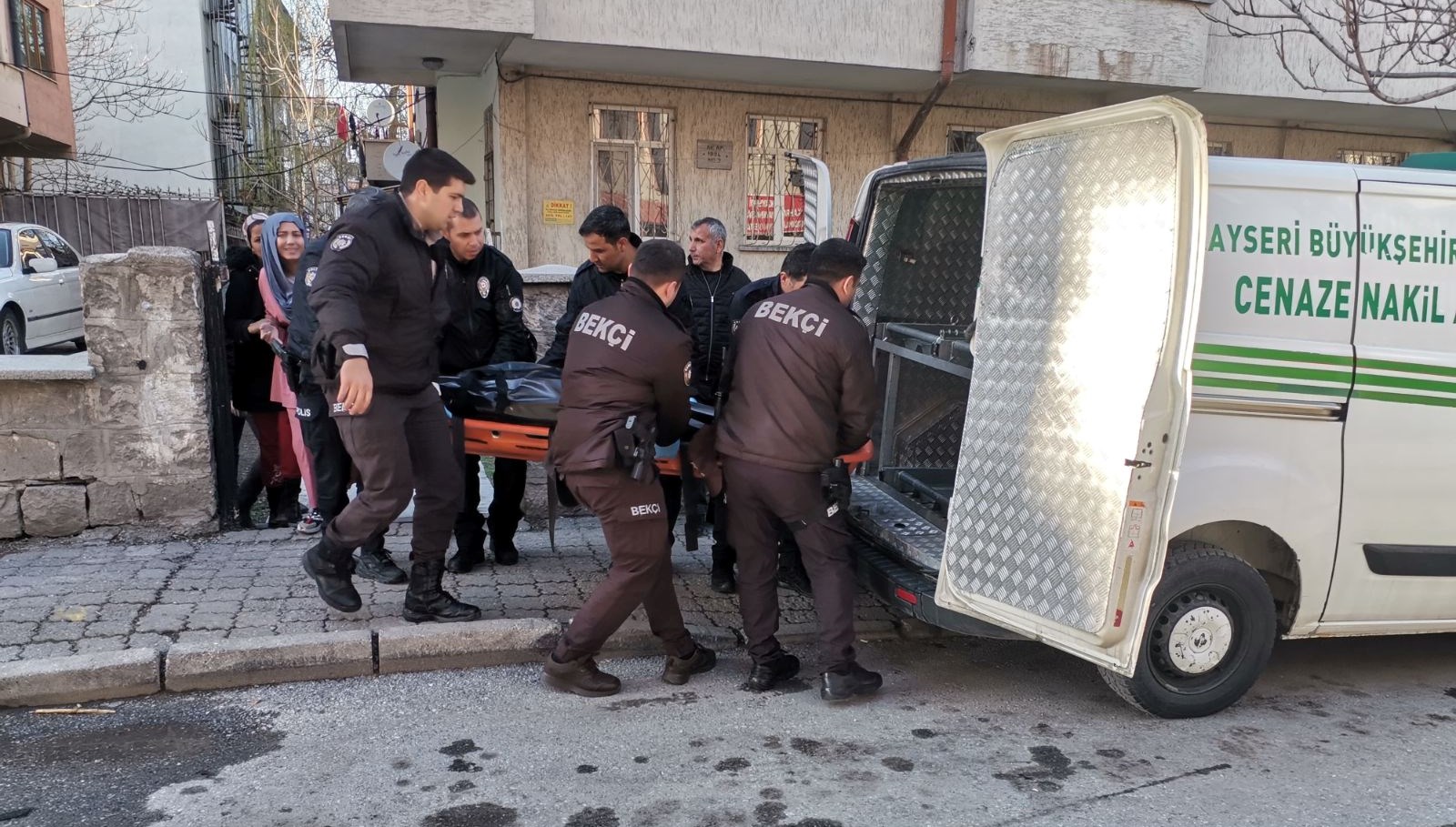 genc kiz annesini bicaklayarak oldurdu