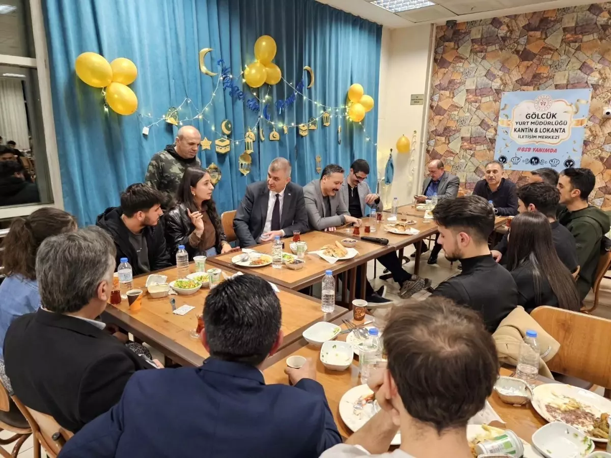 Sezer'den Öğrenci Dostu İftar Sofrası: Gölcük'te Üniversitelilerle Buluşma 71 golcuk belediye baskani sezer universite ogrencileriyle iftar yapti