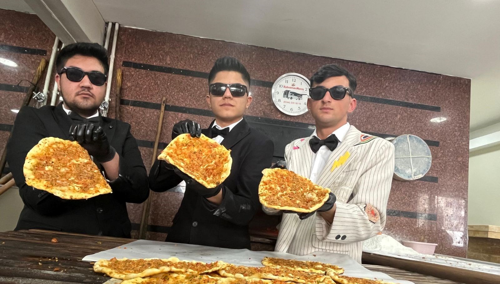 grup elbiseli firincilar ilgi odagi oldu evvel sasiriyorlar sonra tebrik ediyorlar bdngyYk2