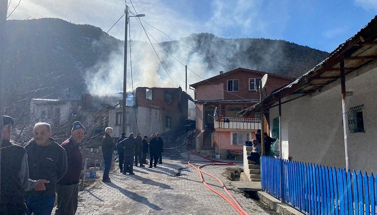 Gümüşhane'de Kontrolden Çıkan Anız Ateşi Faciası: İki Ev Küller Altında 71 gumushanede aniz atesi iki meskeni yakti 8ru8Tj5M