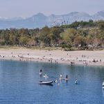 gunesli havanin keyfini cikardilar denize girip guneslendiler GSh6lNCV