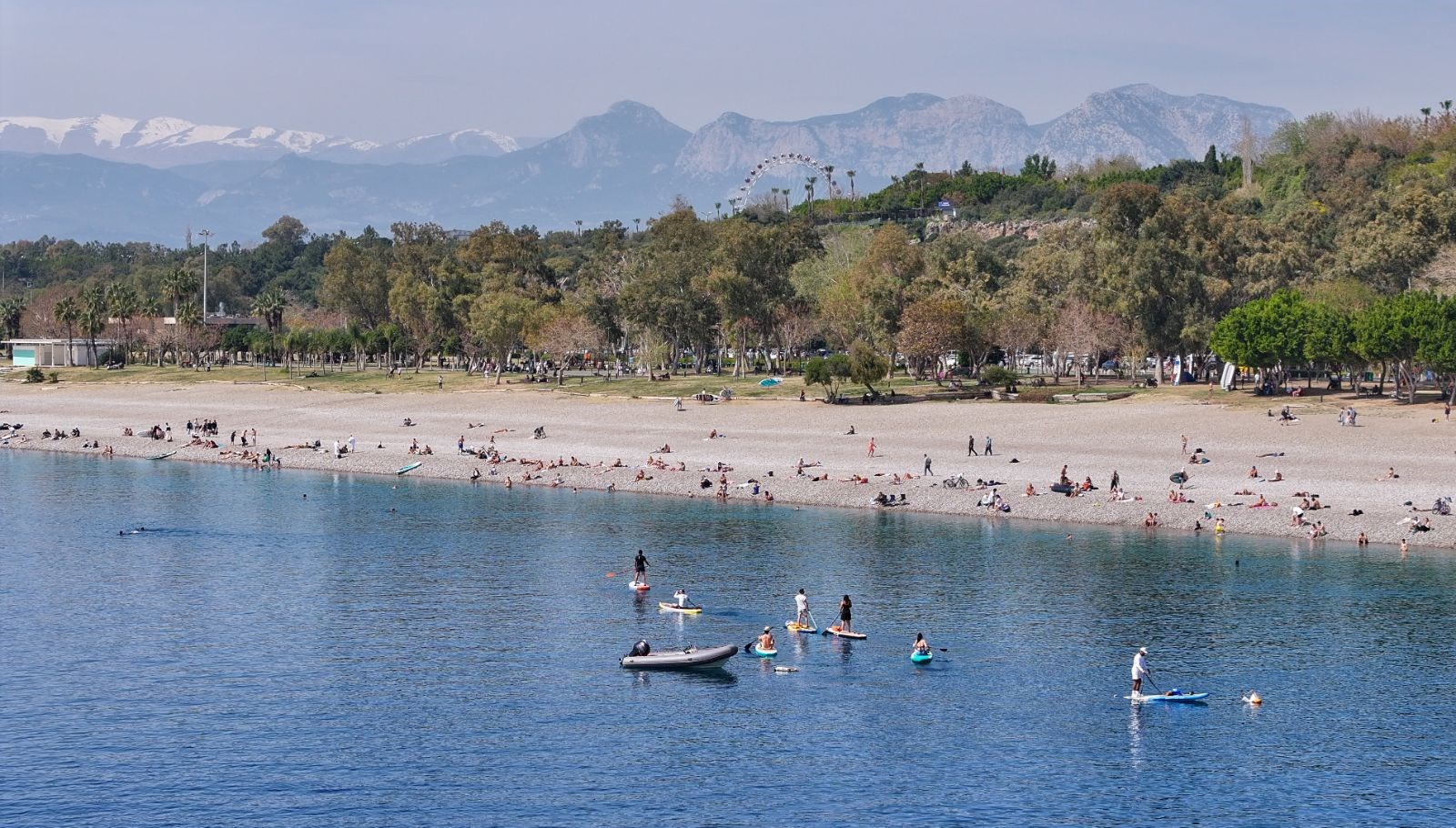 gunesli havanin keyfini cikardilar denize girip guneslendiler GSh6lNCV