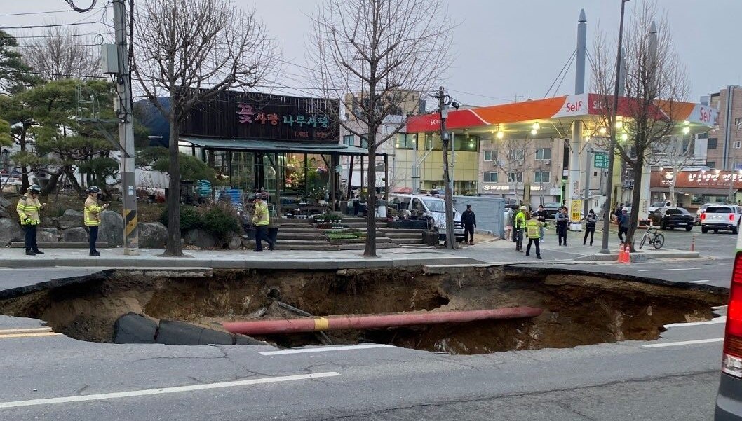 "Korkunç Kazaların Şehri: Güney Kore'de Çukur Motosikleti Yuttu, 1 Kayıp, 1 Yaralı" 71 guney korede dev cukur motosikleti yuttu 1 kayip 1 yarali 8ukXaaFy