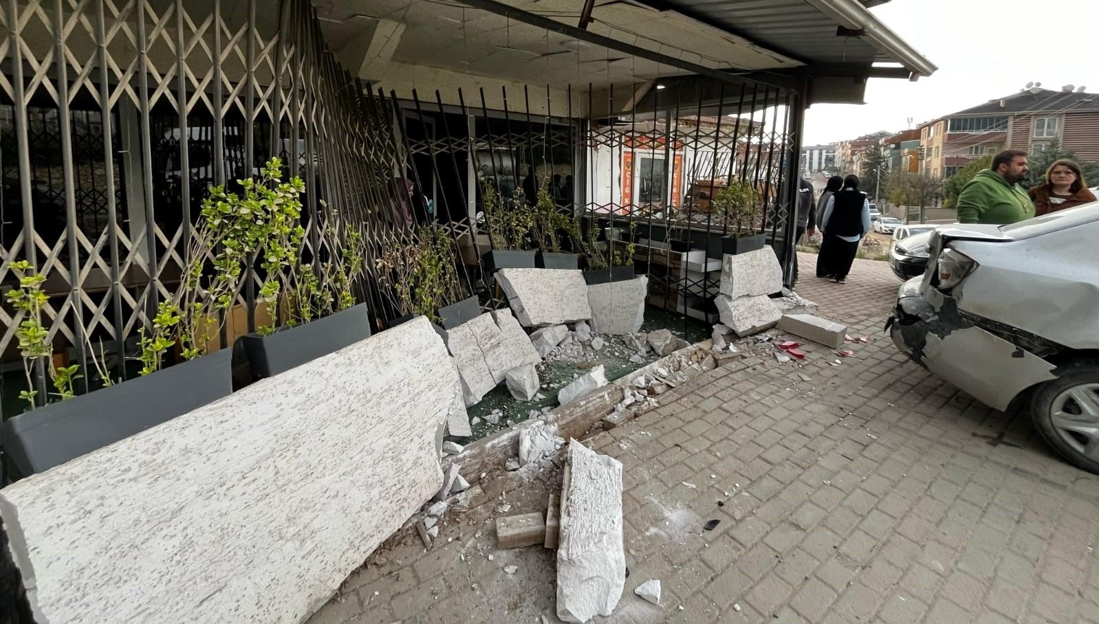 hakimiyeti kaybeden sofor araca carpti arac isyerine girdi 4bdVANl7