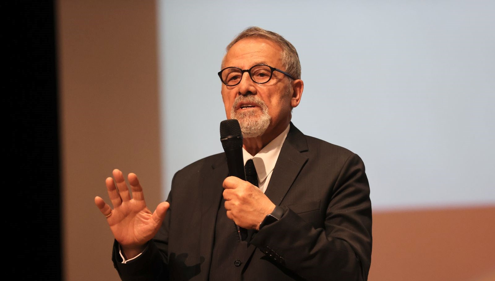 hakkaride hissedilen sarsinti sonrasi naci gorurden ihtar lSKwA6UC