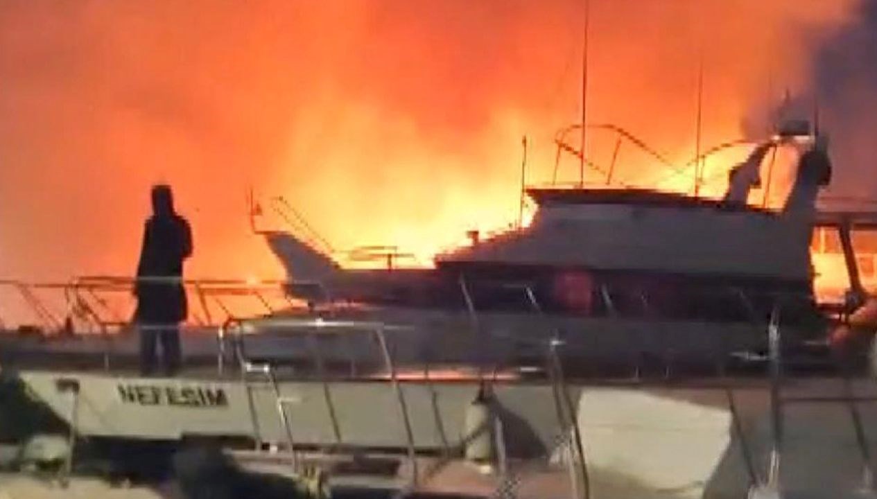 Haliç Alevlere Teslim: Tekne Yangını Faciası 71 halicte tekne yangini iki tekne kullanilamaz hale geldi pnvGImSX