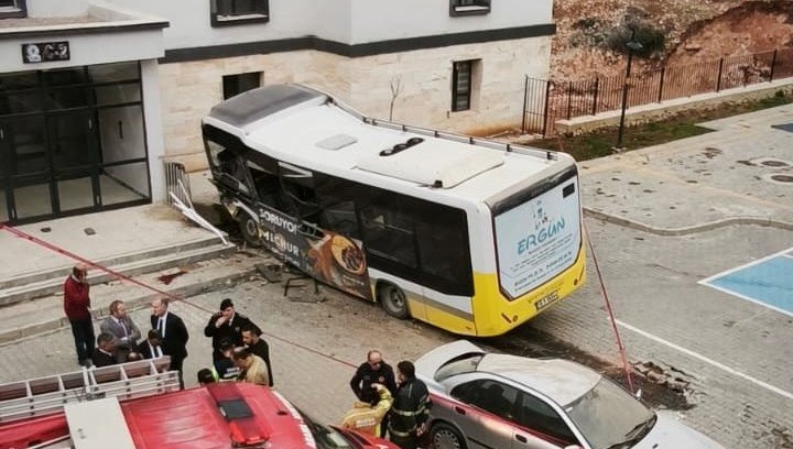 Halk Otobüsü Kontrolden Çıktı: Site Bahçesinde Şoke Eden Kaza! 71 halk otobusu site bahcesine uctu YW2ykF14