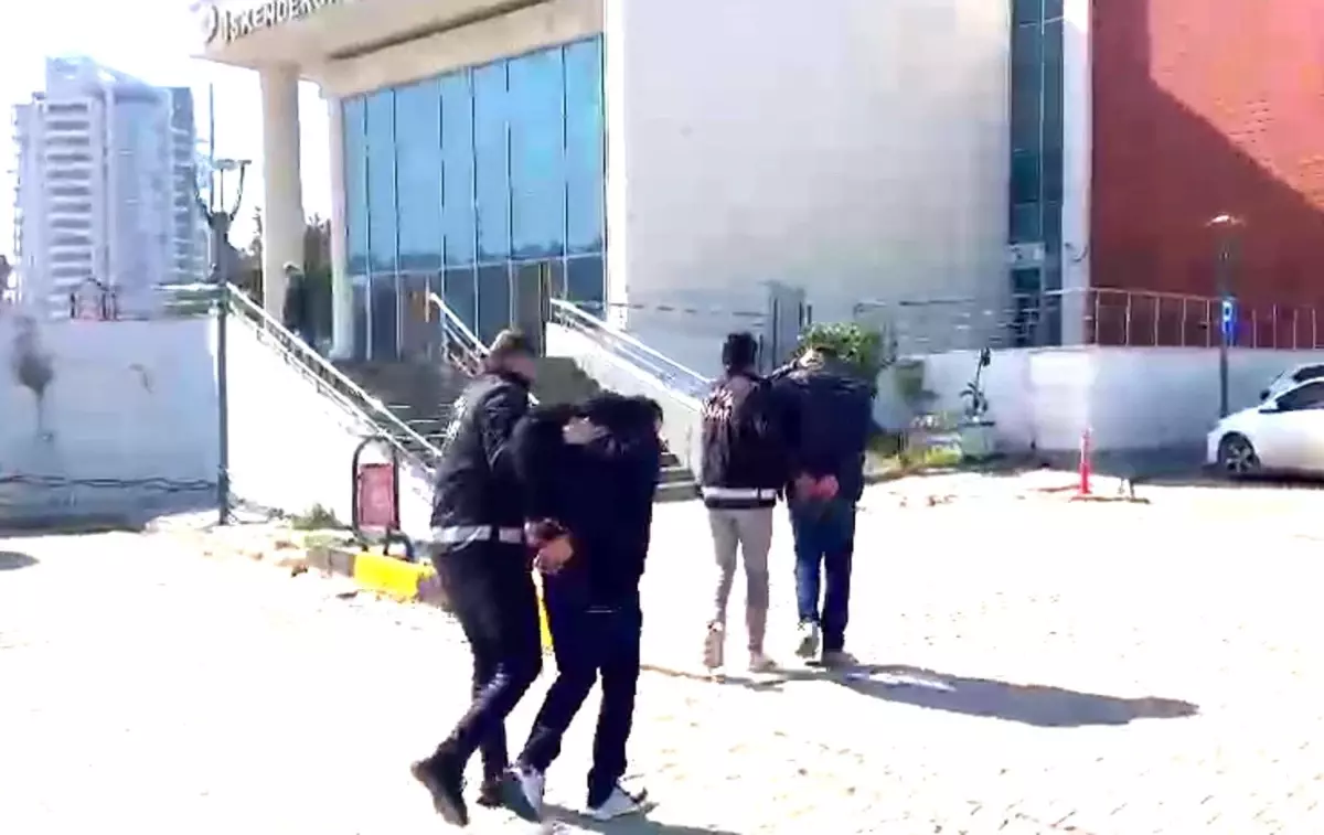 Hatay'da Adalet Rüzgarı: Firari 6 Şüpheli Demir Parmaklıklar Ardında 71 hatayda 6 aranan sahis yakalandi w5Nq4uCT
