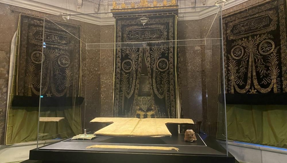 Hırka-i Şerif: İstanbul'da Manevi Bir Buluşma 71 hirka i serif ziyarete aciliyor OGHllldl