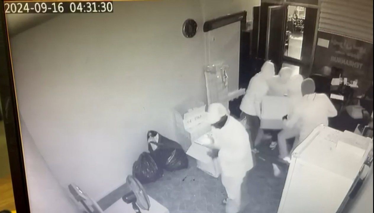 icinde binlerce lira olan kasayi acamayincacareyi sirtlayip goturmekte buldular tPPI52B8