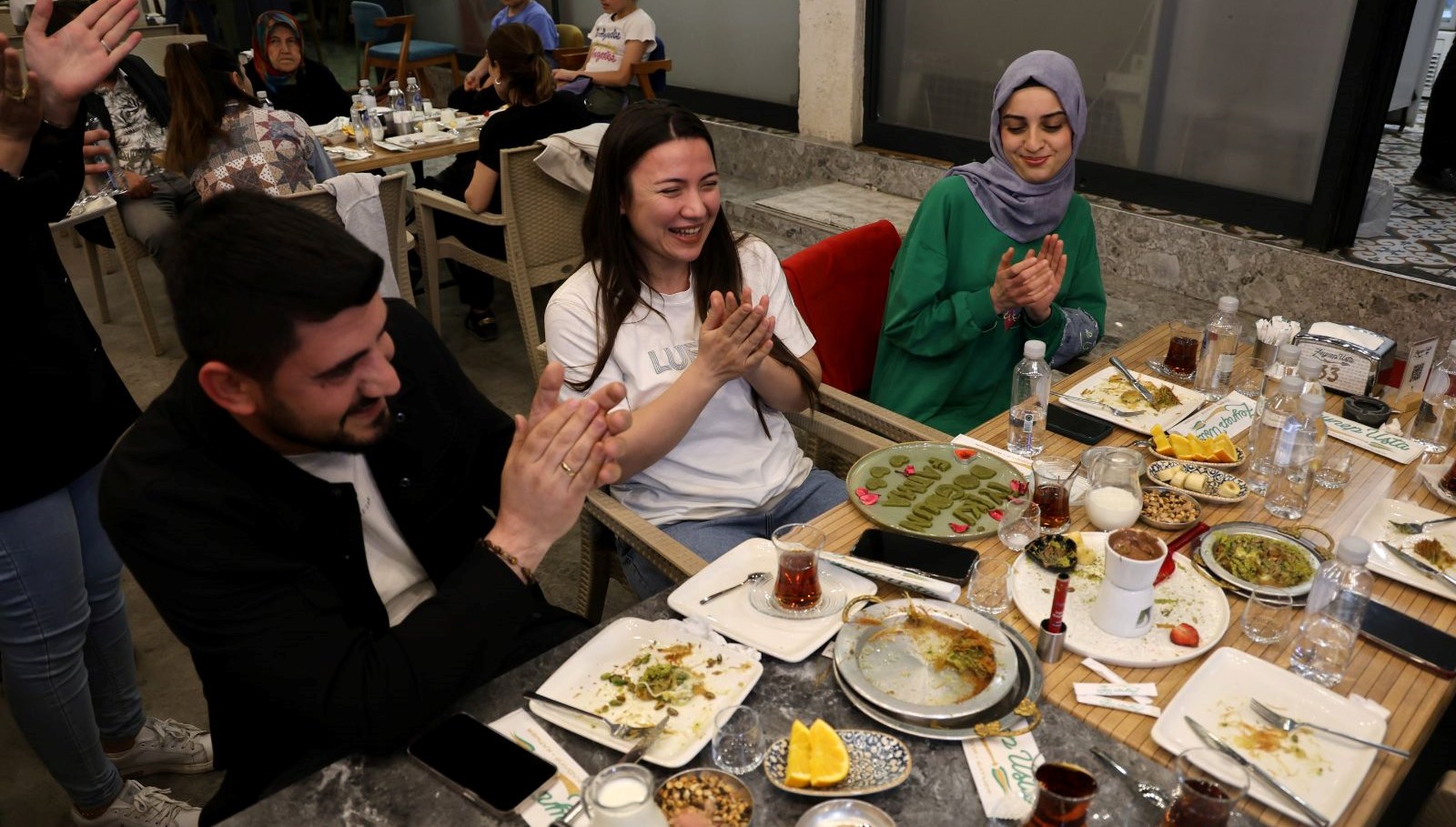 Ramazan Bereketi Tatlıcıları Güldürdü: İftar Sofralarının Vazgeçilmezi Oldular 71 iftar sonrasi tatlicilara ilgi ramazan ayi iftari sevindirdi MnQiyke6