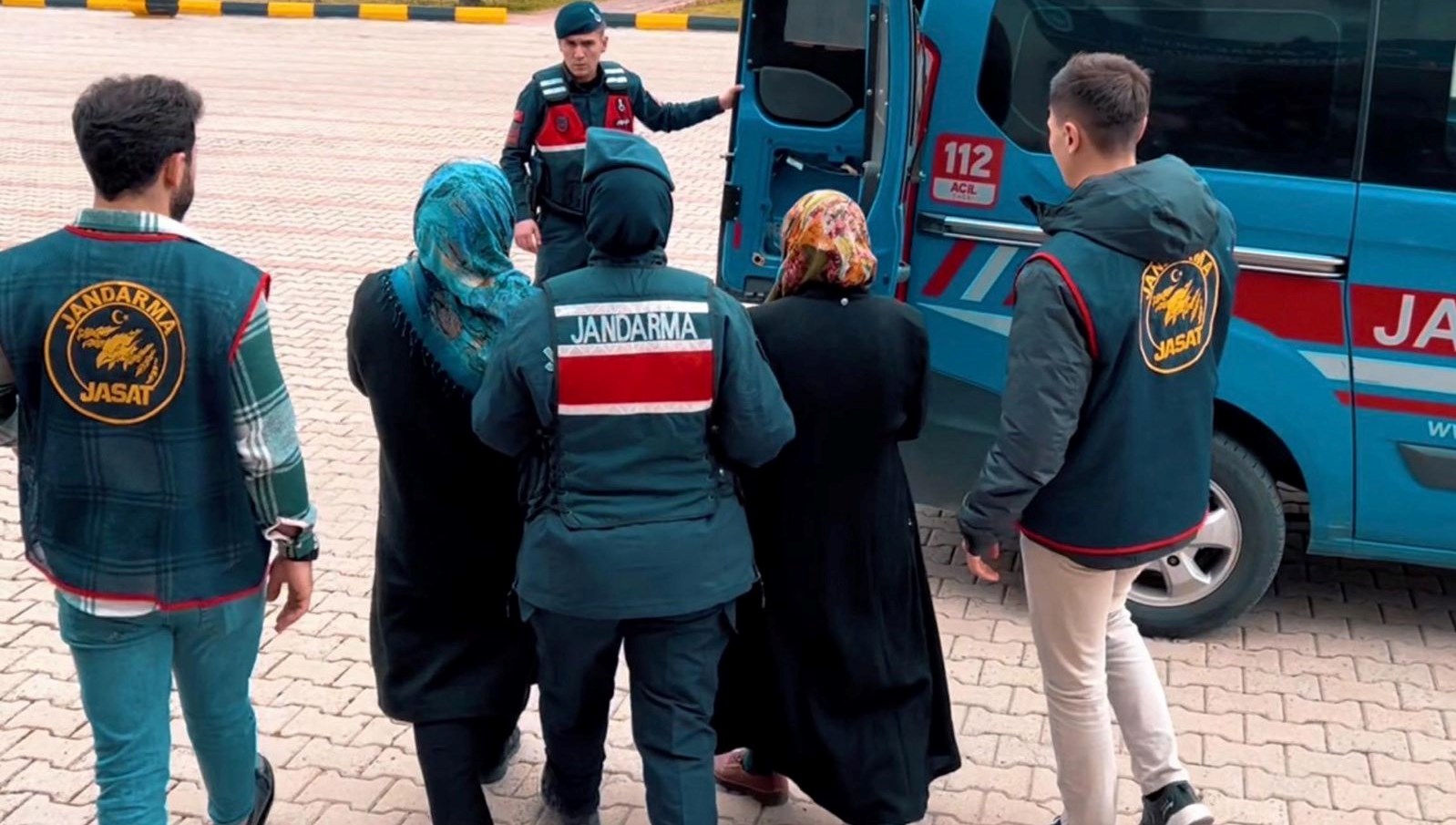 İki Günlük Bebeğin Acı Sonu: Anne ve Anneanne Yıllar Sonra Adaletle Karşılaştı 71 iki gunluk bebegi oldurup cukura gommuslerdi anne ve anneanne 5 yil sonra yakalandi Kw2ckakz