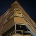 iki yasindaki cocuk 6nci kattaki balkondan dusup oldu PnROYyMI