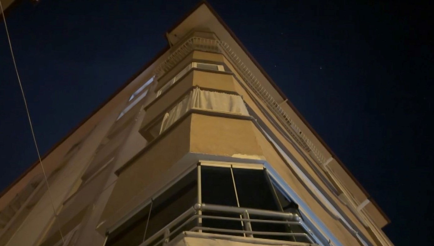 Trajik Düşüş: İki Yaşındaki Çocuk Altıncı Kattan Hayatını Kaybetti 71 iki yasindaki cocuk 6nci kattaki balkondan dusup oldu PnROYyMI