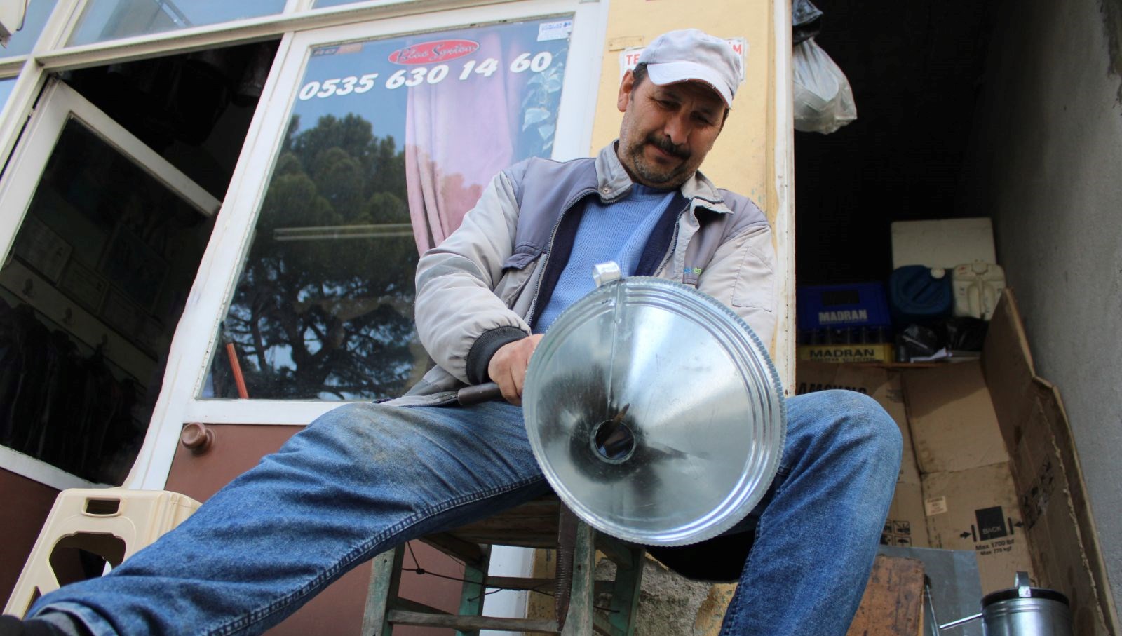 ilcenin tek teneke ustasi bir metrekarelik dukkanda ekmegini cikariyor Y9LMhYnz