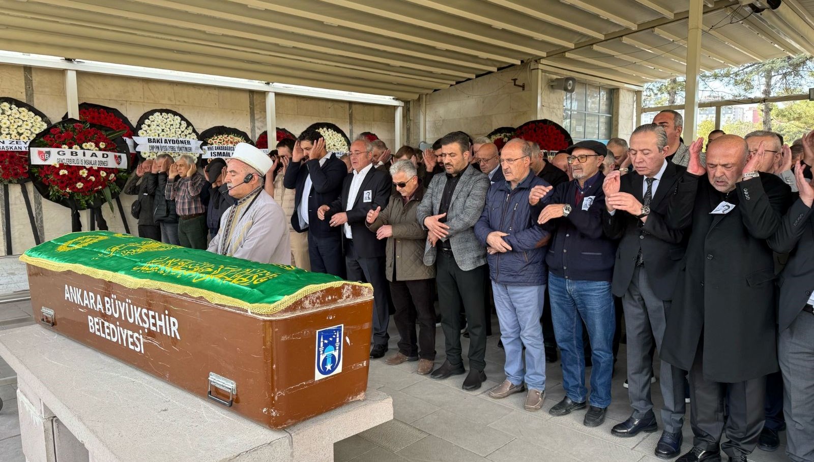 İlhan Cavcav'ın Mirası: Torunu Murathan Cavcav Ebediyete Uğurlandı 71 ilhan cavcavin torunu murathan cavcav topraga verildi VyA9umZv