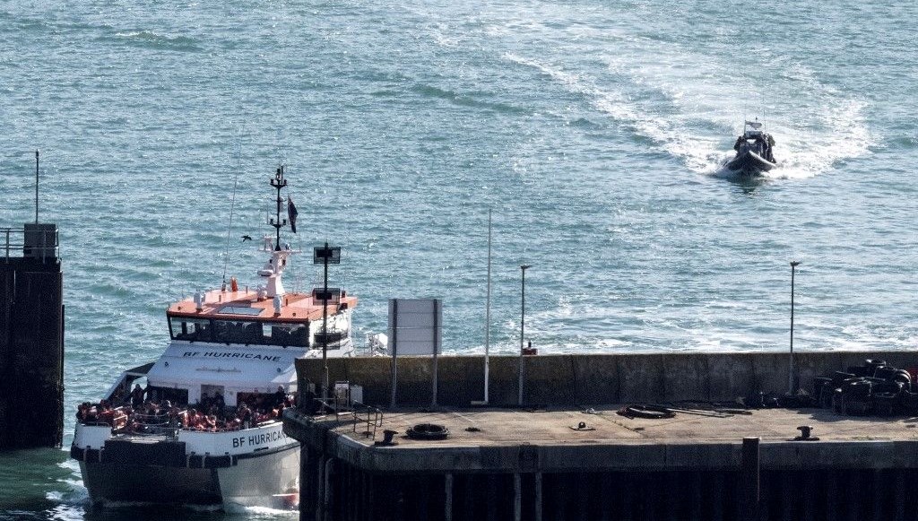 ingiliz sularinda alarm petrol tankeriyle carpisan kargo gemisi batti tanker yaniyor tPyNr426