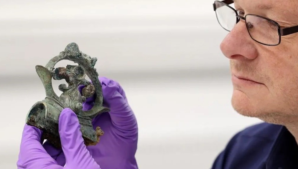 ingiltere tarihini degistirecek kesif birinci yuzyildan kalma 800 eser bulundu