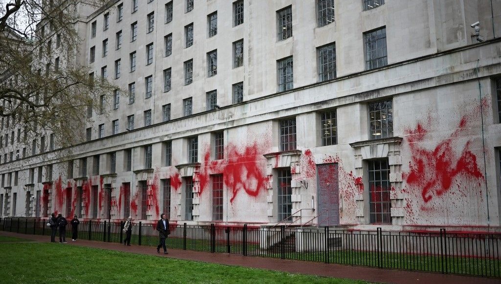 İngiliz Şehirlerinde Kırmızı Alarm: "Genelev" Grafiti Gizem Perdesini Aralıyor 71 ingilterede gizemli kirmizi boyalar genelev yazilari telas yaratti 6ccsj3QP