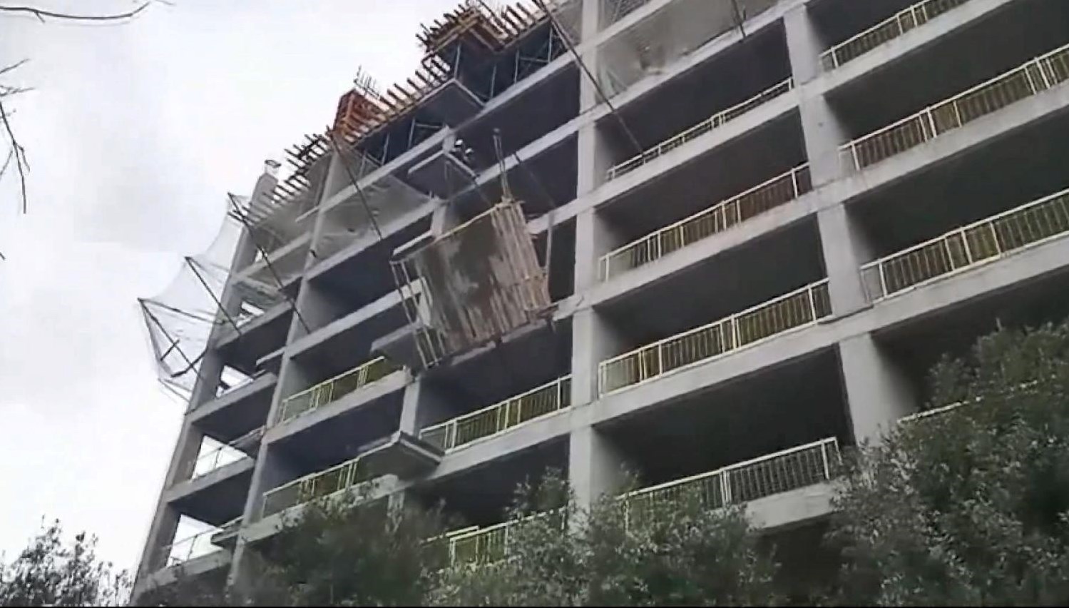 İnşaat Alanında İskele Faciası: İki İşçi Hayati Tehlikeyle Yüzleşiyor 71 insaatta iskele coktu iki personel agir yarali stGUlVYT