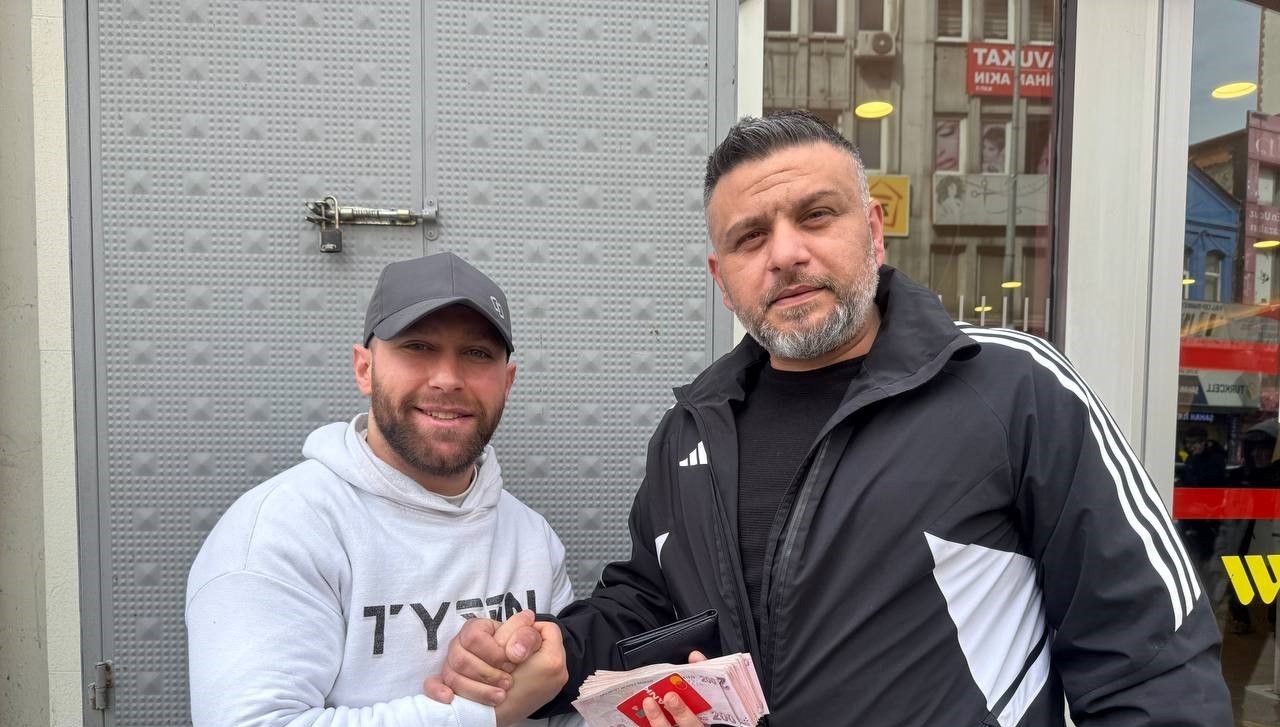 insanlik olmemis dedirtti atmde buldugu parayi sahibine teslim etti DViX3PFP