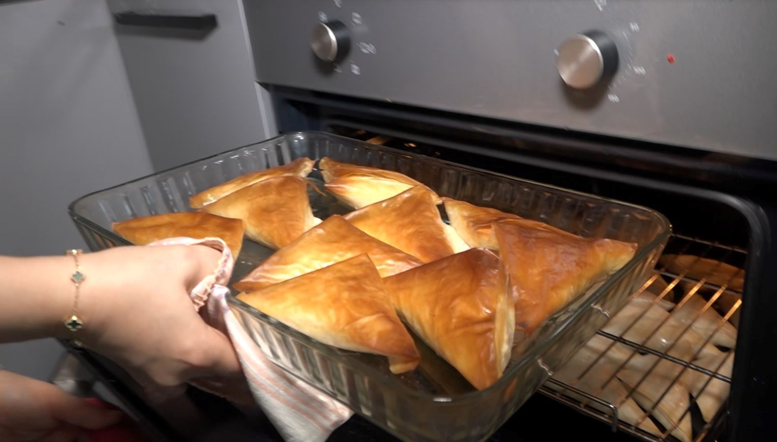 Bayram Sofralarının Sürprizi: Tatlı Börek! 71 ismi borek kendi tatli bayram sofrasini senlendiren lezzet MLrQg9bJ