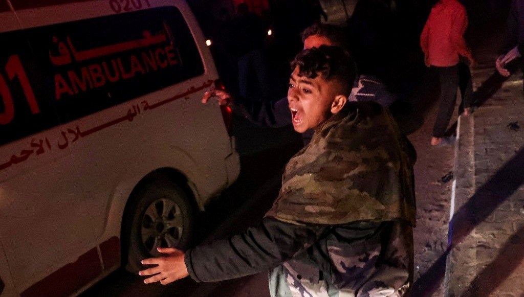 israil refahta ambulanslari kusatma altinda aldi ZPA8Pa53