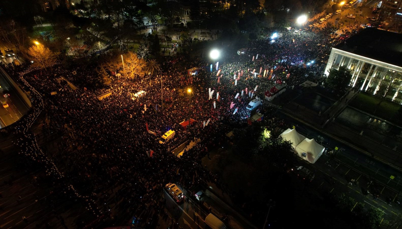 istanbul valiliginden yeni karar sarachane etrafindaki birtakim yollar 24 saatligine trafige kapatildi QCB7U294