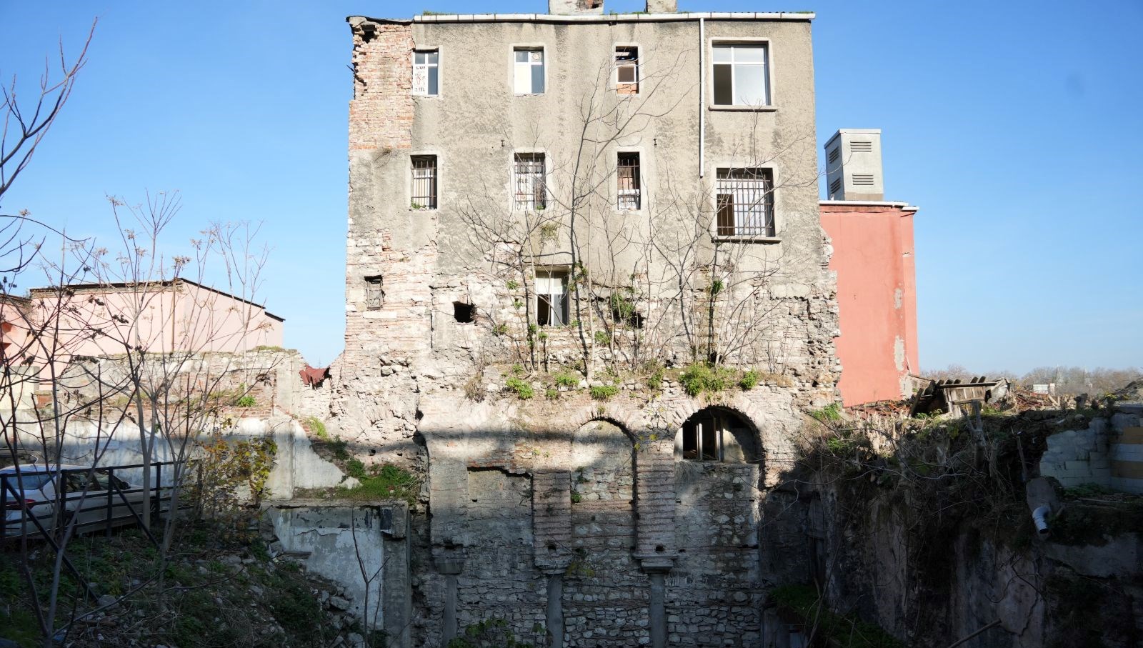 istanbulda 4 periyoda sahitlik yapan bina gorenleri sasirtiyor bin 600 yillik tarihi yapi MWbeYyKg