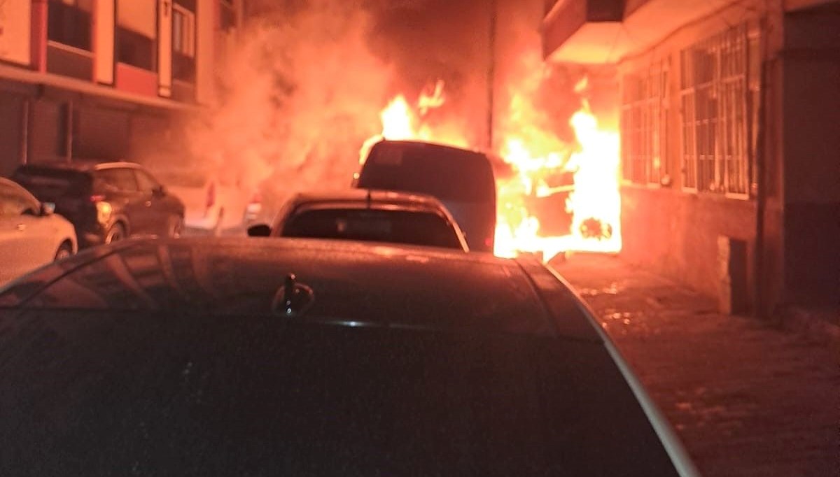 istanbulda 5 arac alev topuna dondu PLvSA2Cw