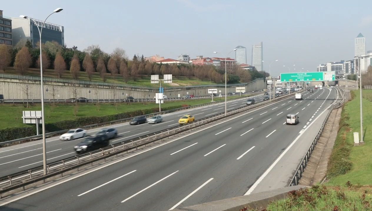 istanbulda bayram tatilinin birinci gununde yollar bos kaldi 2pvZwZWr