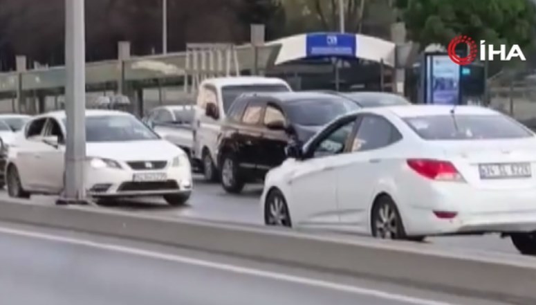 İstanbul E-5'te Şoför Dehşeti: Ters Yönde Kaos! 71 istanbulda bir sofor e 5i birbirine katti aykiri istikamette gitti CECKsT5g