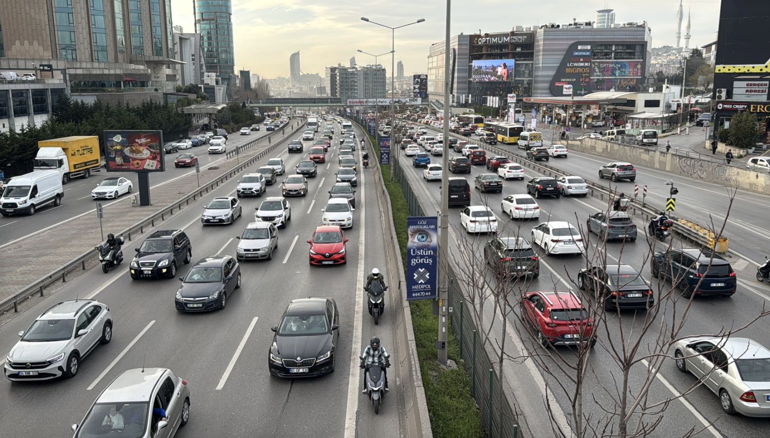 istanbulda hafta sonunda agir trafik MNqn88sq