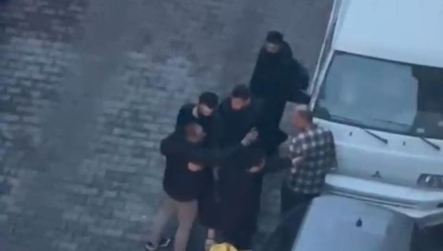 istanbulda park yeri kavgasi aractan inip tekme tokat saldirdi 2TGE1aNI