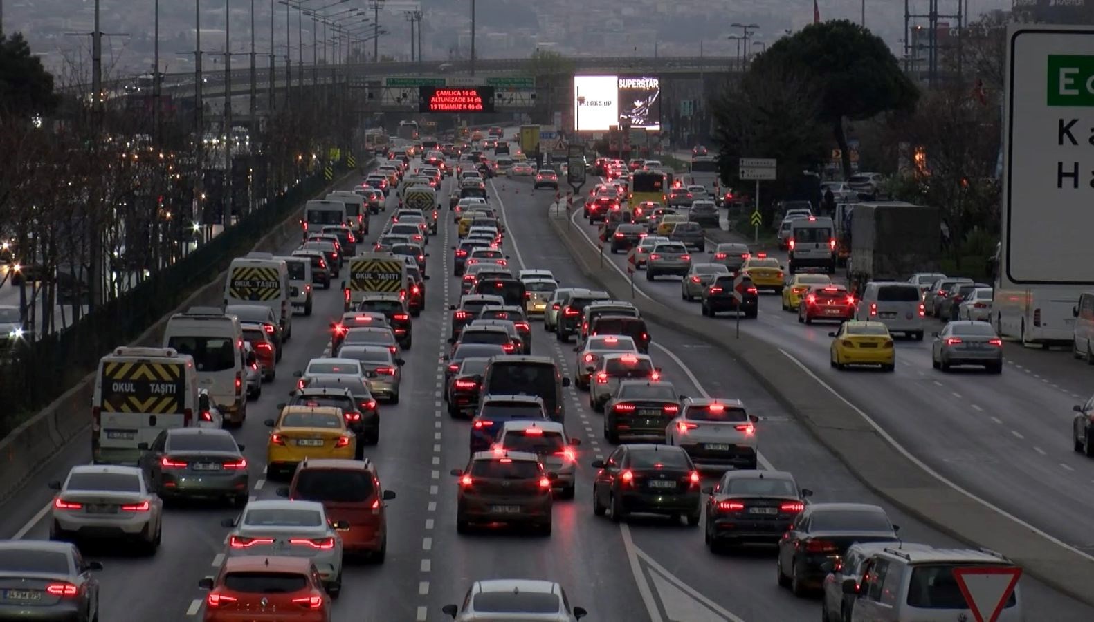 İstanbul’da pazartesi trafiği 71 istanbulda pazartesi trafigi PUuP3NpI