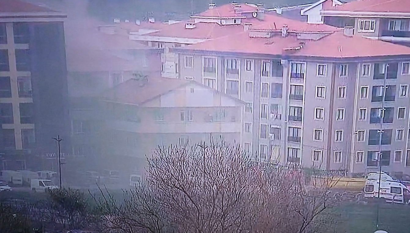 İstanbul'da Site Sakinleri Otopark Alevleriyle Uykusundan Uyandı 71 istanbulda site otoparkinda yangin panigi gd65pWMj