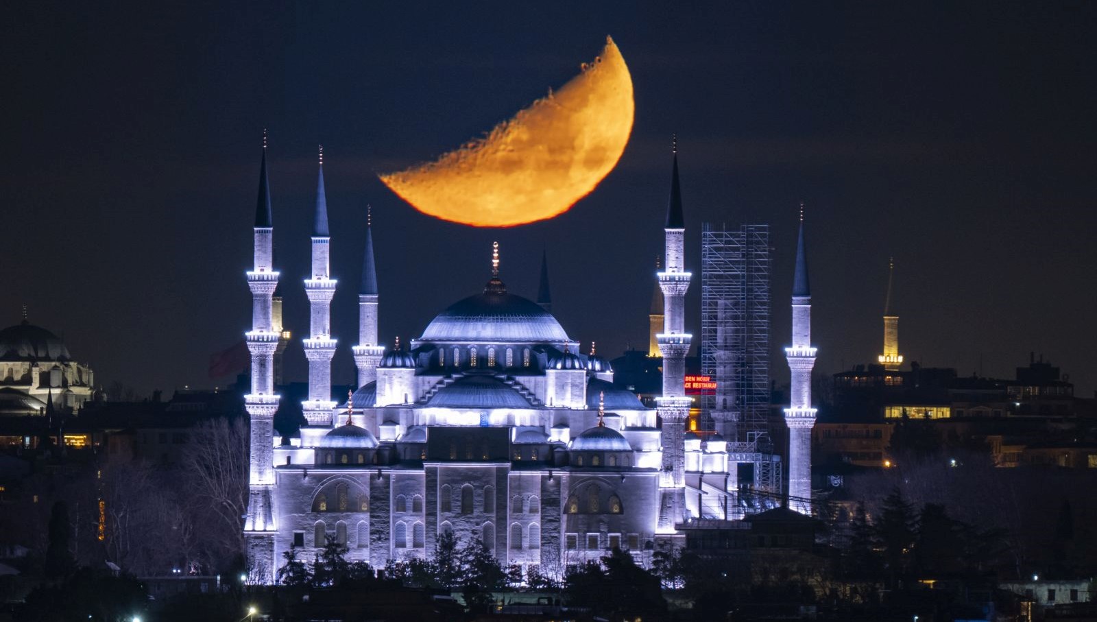 istanbulda super yarim ay gorunumu pJWKpGrc