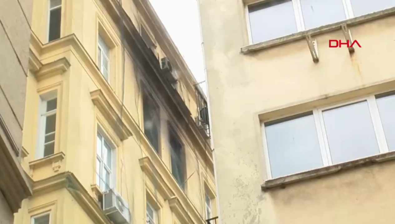 istiklal caddesindeki tarihi suriye pasajinda yangin 4gD3sZVz